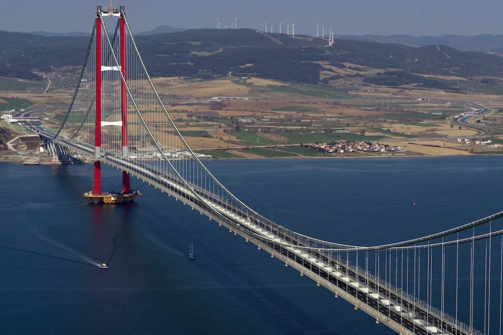 Suspended-deck suspension bridge